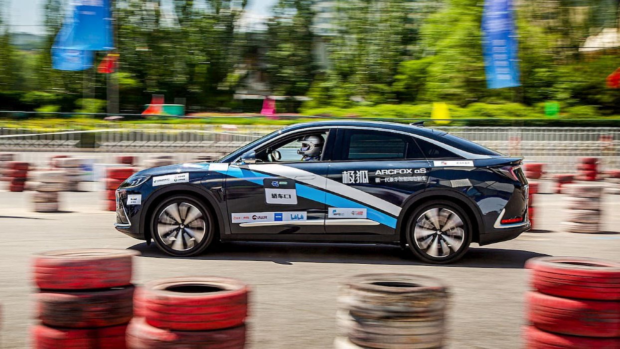 Bateriile sodiu-ion, un nou capitol în cursa electrificării auto Producătorii chinezi de automobile electrice par să facă progrese semnificative în dezvoltarea bateriilor sodiu-ion, o tehnologie promițătoare care ar putea reduce costurile și îmbunătăți performanțele vehiculelor electrice