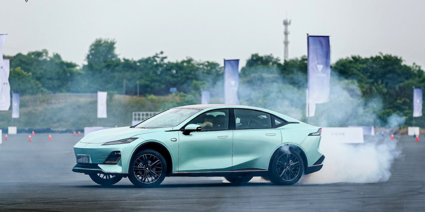 China accelerează cursa pentru bateriile „solid-state”: Tesla, sub presiune Producătorii chinezi de automobile electrice par să accelereze dezvoltarea bateriilor „solid-state”, o tehnologie considerată cheia pentru creșterea autonomiei și performanței vehiculelor electrice