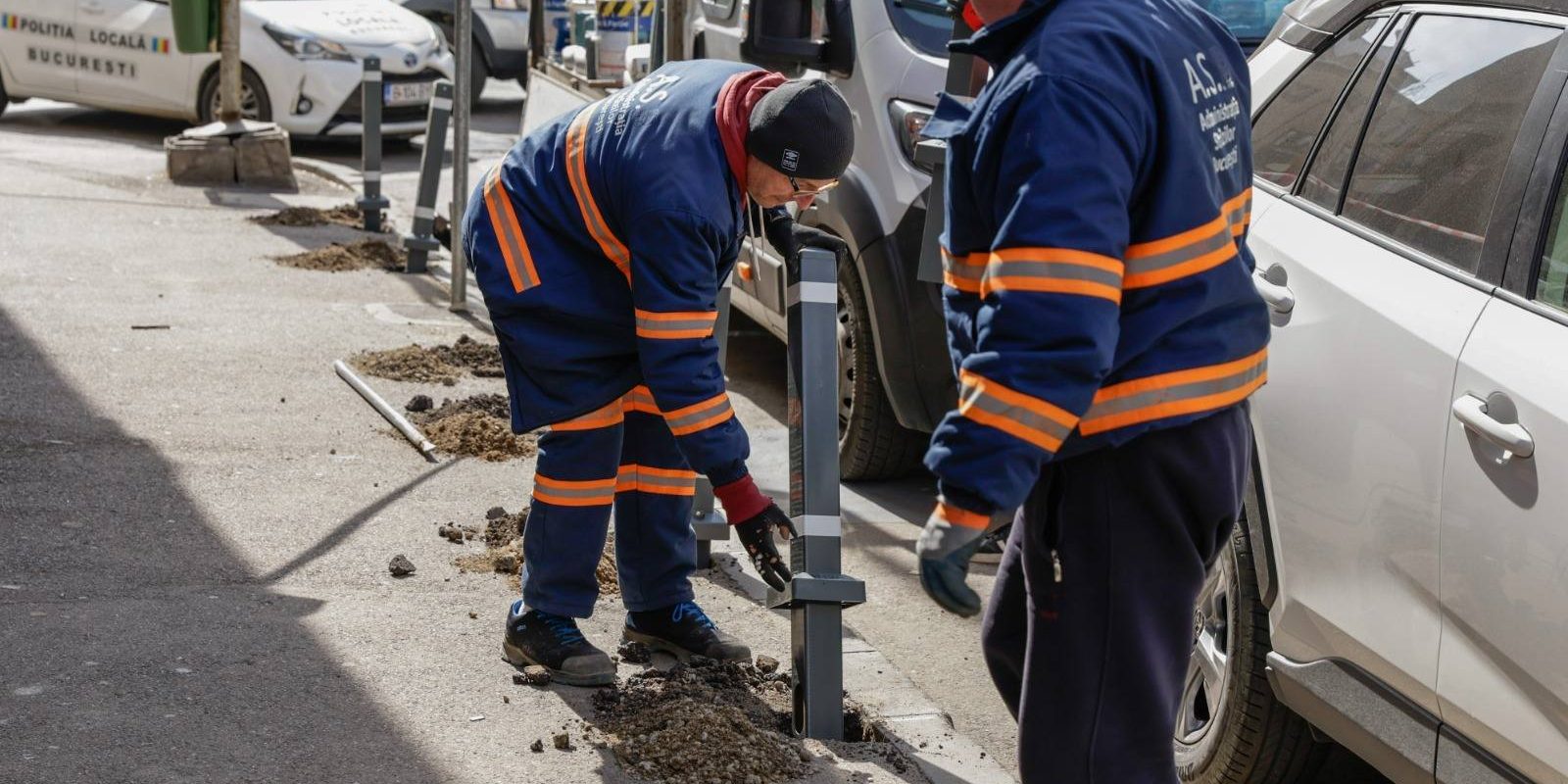 Stâlpișori pentru pietoni: o inițiativă a primăriei în zona sălii palatului Administrația Străzilor a instalat stâlpișori pe trotuarele din zona Sălii Palatului, în București, cu scopul de a preveni parcarea autovehiculelor și de a asigura siguranța pietonilor