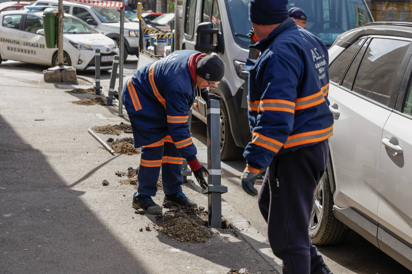 Stâlpișori pentru pietoni: o inițiativă a primăriei în zona sălii palatului Administrația Străzilor a instalat stâlpișori pe trotuarele din zona Sălii Palatului, în București, cu scopul de a preveni parcarea autovehiculelor și de a asigura siguranța pietonilor