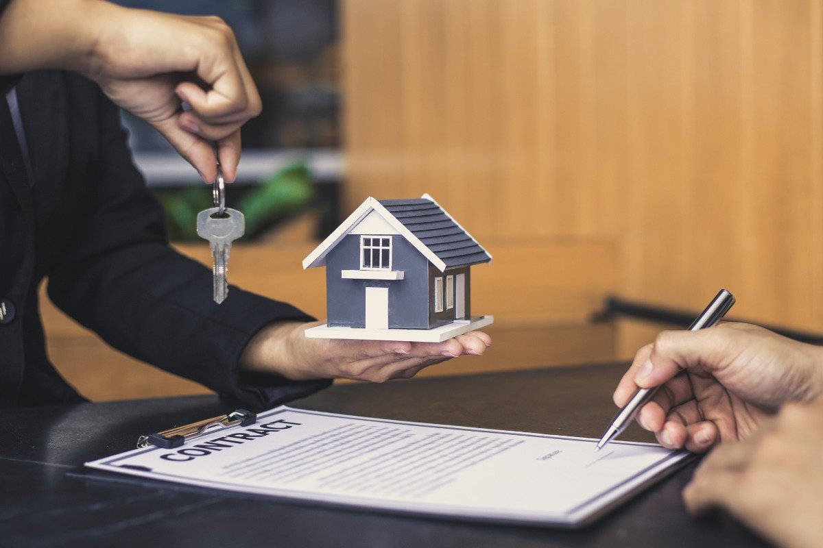 Vânzarea unui apartament sau a unei case în 2026: Actele necesare pentru o tranzacție legală Procesul de vânzare a unei proprietăți imobiliare implică o serie de documente și formalități, esențiale pentru a asigura o tranzacție legală și fără probleme