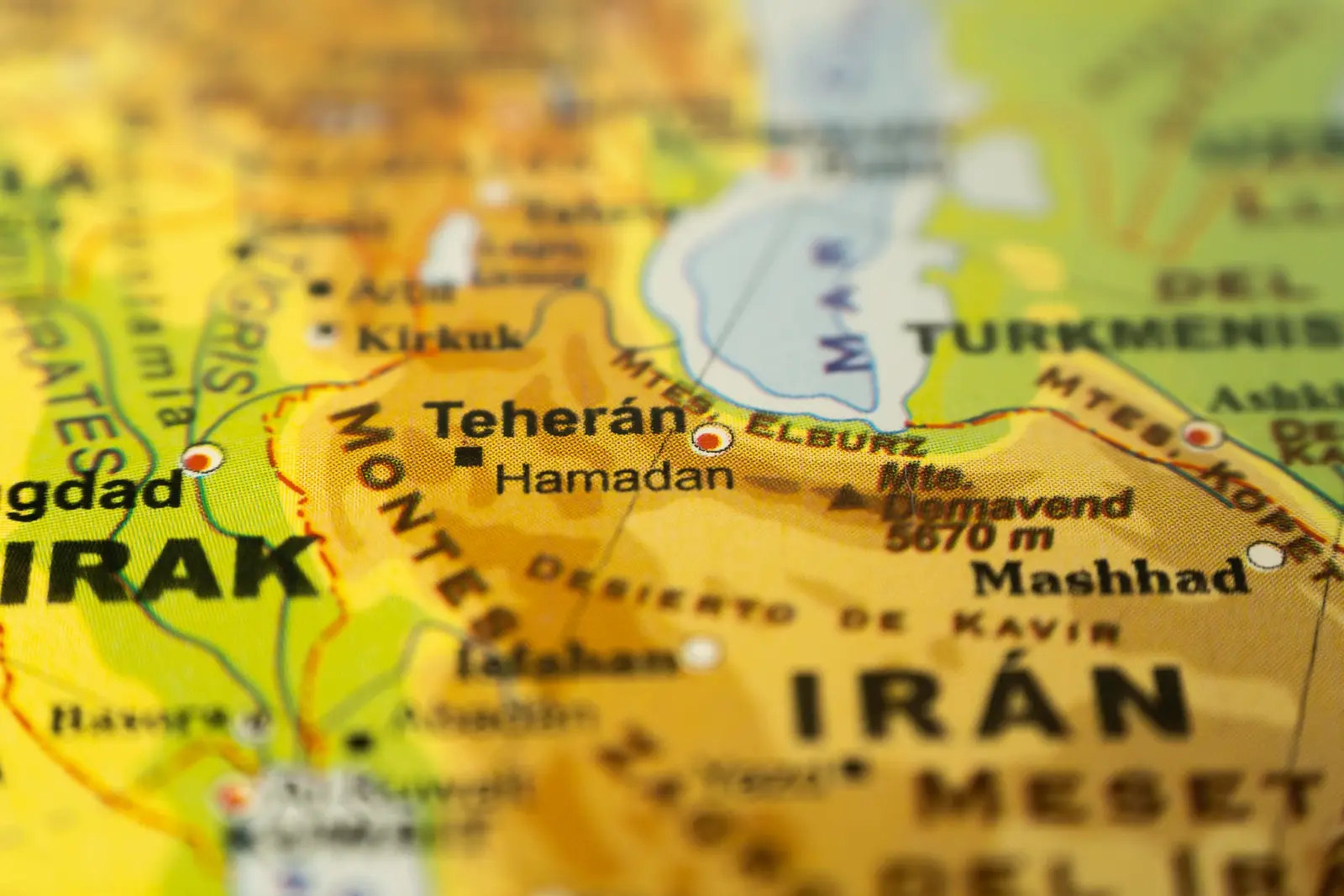 Răspunsuri posibile:

Iran: Decizie crucială după decesul liderului suprem Khamenei.
Anunțul oficial din Iran: Ce se decide după moartea lui Khamenei?
Iran, după Khamenei: Anunț oficial cu implicații majore.
Decizie luată în Iran, după moartea lui Khamenei: Anunțul oficial.