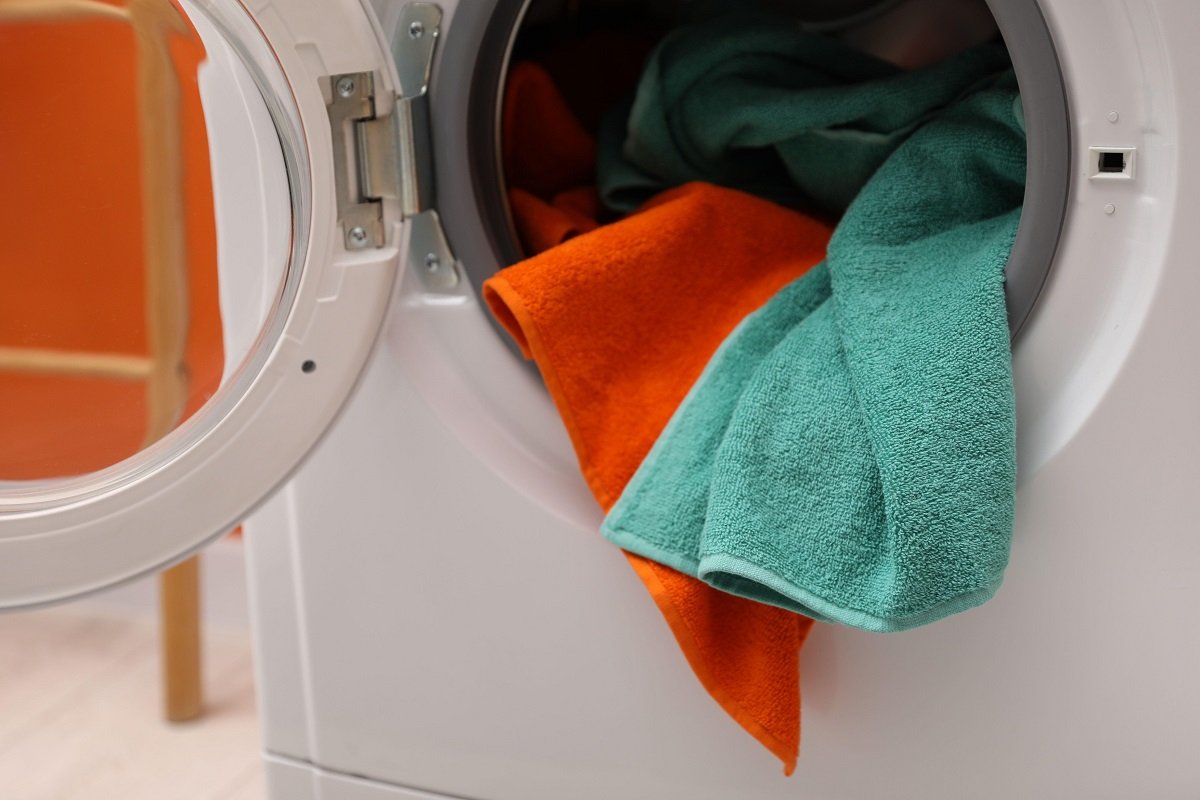 Cum să speli corect hainele colorate: sfaturi pentru a le păstra ca noi mai mult timp Spălarea hainelor colorate la temperaturi prea ridicate poate duce la deteriorarea țesăturilor și la decolorarea acestora