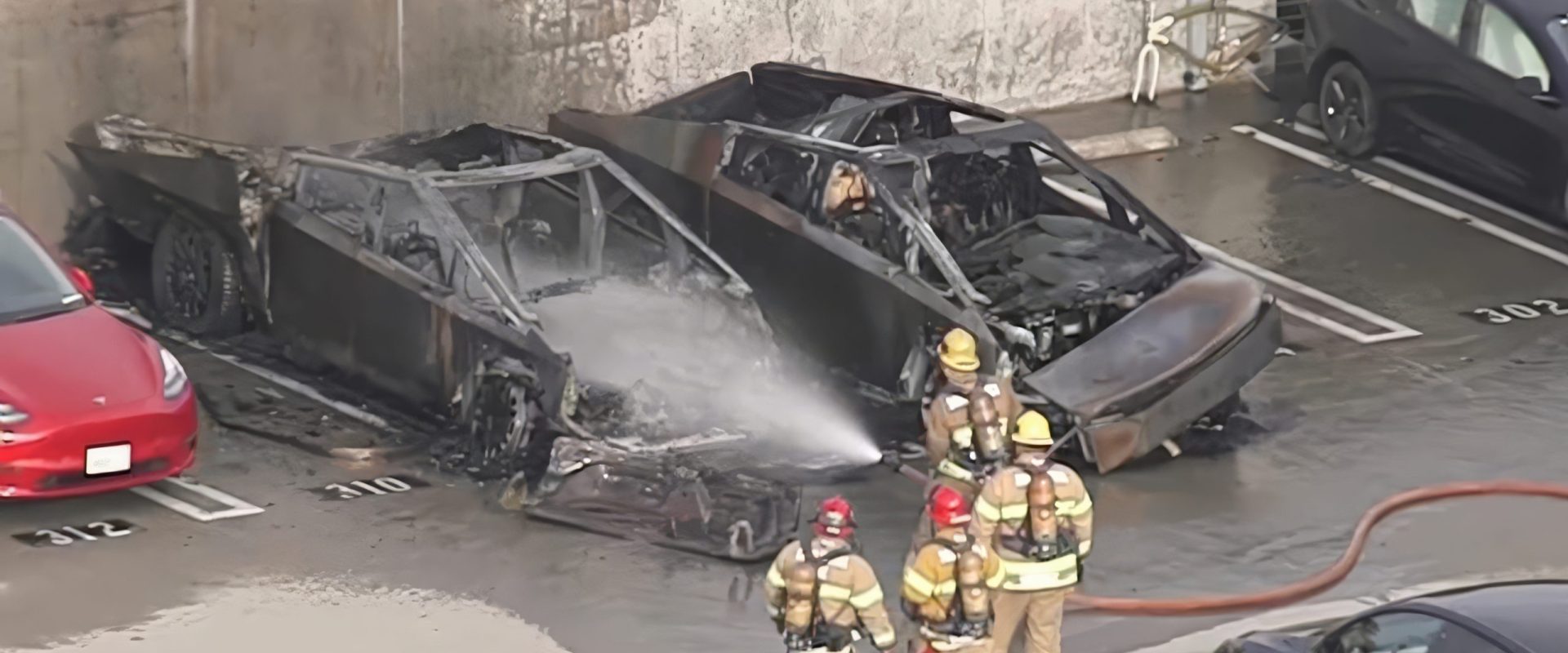 Incendiu devastator într-o parcare din Santa Monica: Două Cybertruck carbonizate Un incendiu puternic a izbucnit într-o parcare rezidențială din Santa Monica, California, distrugând două autovehicule Tesla Cybertruck