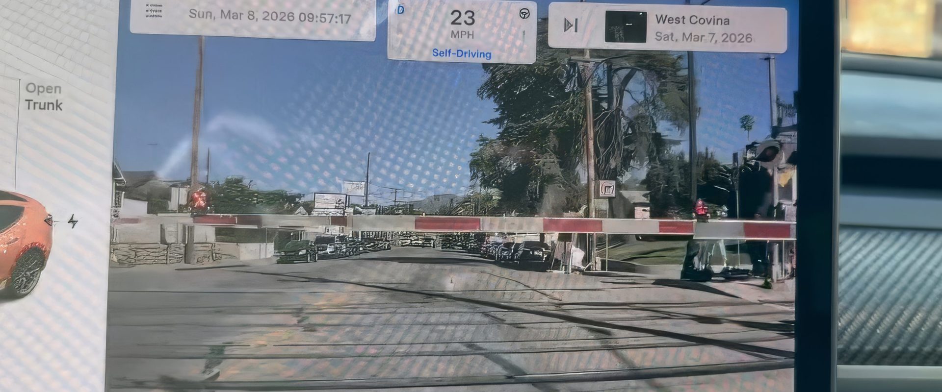 Tesla FSD, din nou în centrul atenției după un incident la o trecere de cale ferată Un nou incident în care sistemul Full Self-Driving (FSD) al Tesla pare să fi ignorat o barieră coborâtă la o trecere de cale ferată a generat reacții puternice, amplificând presiunile asupra companiei