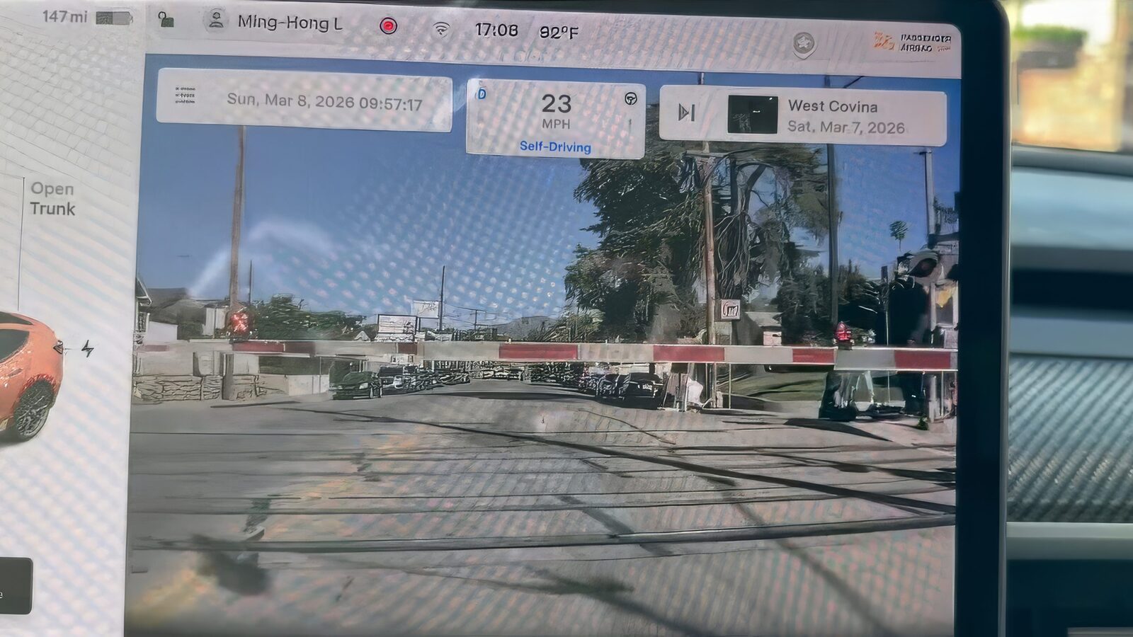 Tesla FSD, din nou în centrul atenției după un incident la o trecere de cale ferată Un nou incident în care sistemul Full Self-Driving (FSD) al Tesla pare să fi ignorat o barieră coborâtă la o trecere de cale ferată a generat reacții puternice, amplificând presiunile asupra companiei