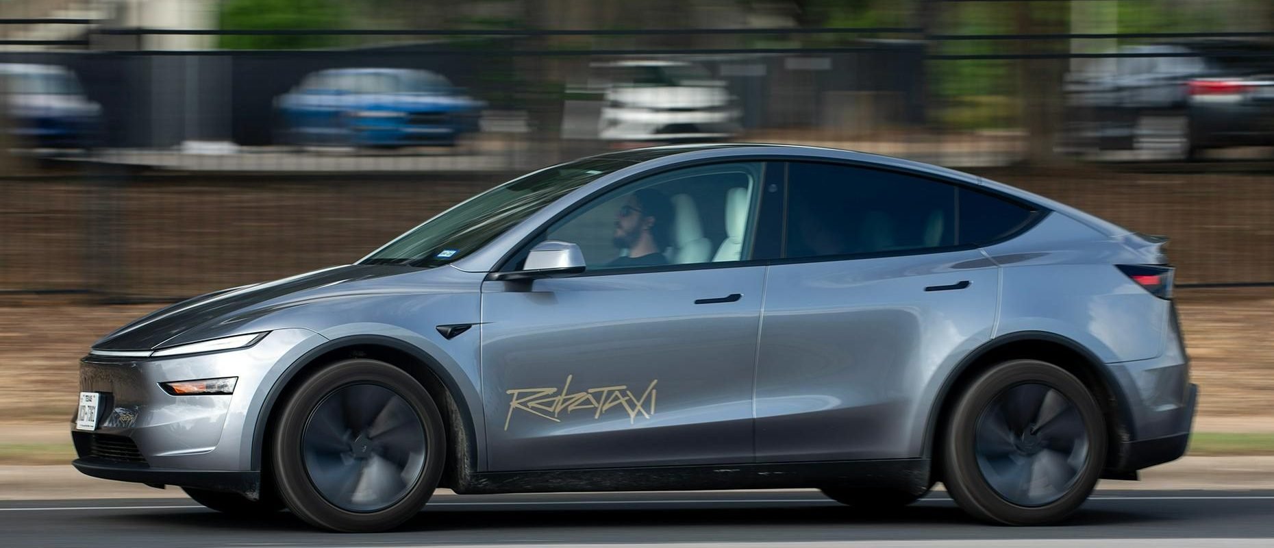 Tesla Robotaxi, sub lupa accidentelor: datele arată probleme serioase Serviciul de robotaxi Tesla, lansat în Austin, Texas, se confruntă cu o serie de critici din cauza unor date îngrijorătoare privind frecvența accidentelor