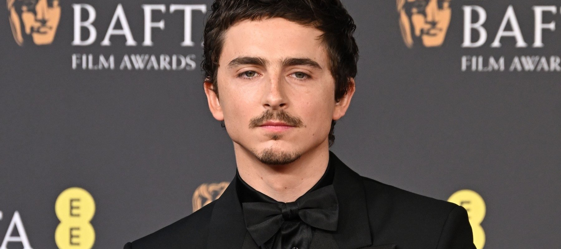Opțiuni:

Timothee Chalamet, simbolul masculinității redefinite (49 caractere)
Chalamet: Actorul care redefinește masculinitatea la Hollywood (58 caractere)
De la star la icon: Ascensiunea lui Chalamet ca nou model masculin (65 caractere)
Timothee Chalamet, chipul generației: Noua imagine a masculinității (69 caractere)