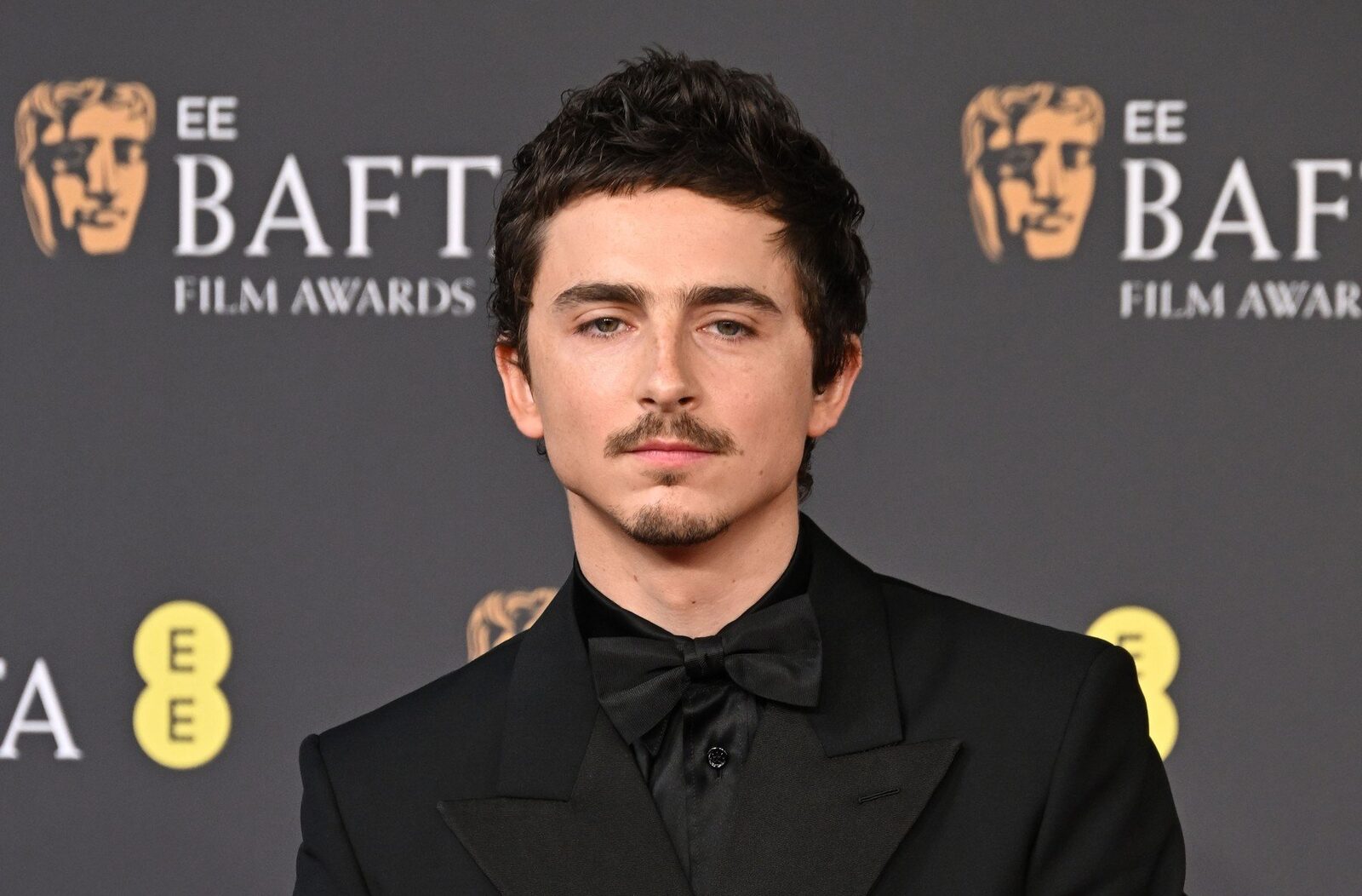 Opțiuni:

Timothee Chalamet, simbolul masculinității redefinite (49 caractere)
Chalamet: Actorul care redefinește masculinitatea la Hollywood (58 caractere)
De la star la icon: Ascensiunea lui Chalamet ca nou model masculin (65 caractere)
Timothee Chalamet, chipul generației: Noua imagine a masculinității (69 caractere)