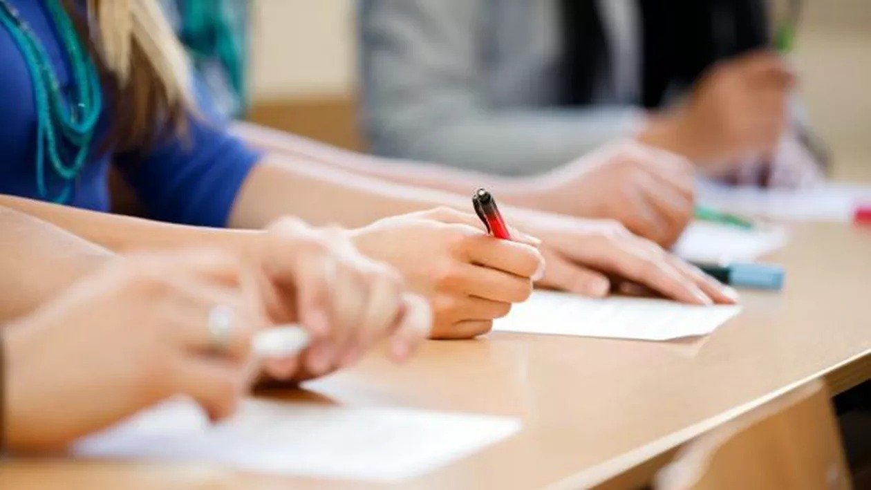 Simularea Evaluării Naționale 2026: Calendarul și Provocările pentru Elevi Elevii de clasa a VIII-a se pregătesc pentru simularea Evaluării Naționale, un pas important înaintea examenului decisiv pentru admiterea la liceu