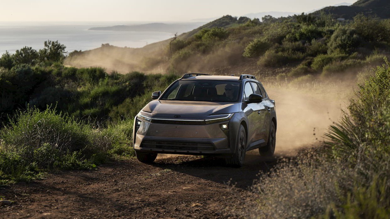 Toyota lansează un SUV electric cu pretenții de aventură: bZ Woodland Edition Toyota introduce pe piață o nouă versiune a SUV-ului său electric bZ, botezată Woodland Edition, cu un design revizuit și îmbunătățiri menite să atragă clienții care caută o mașină electrică mai capabilă să facă față drumurilor mai puțin bune