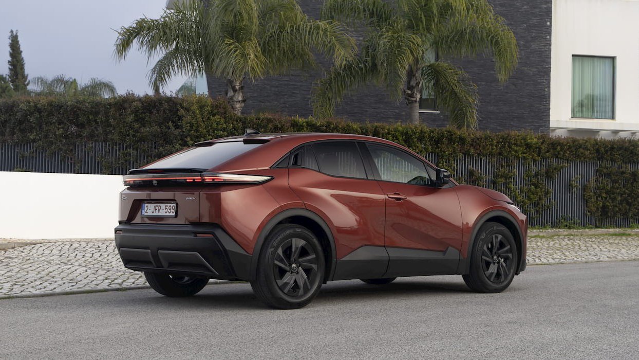 Toyota redefinește așteptările în segmentul electric cu noul C-HR+, model care promite o autonomie impresionantă de până la 607 km