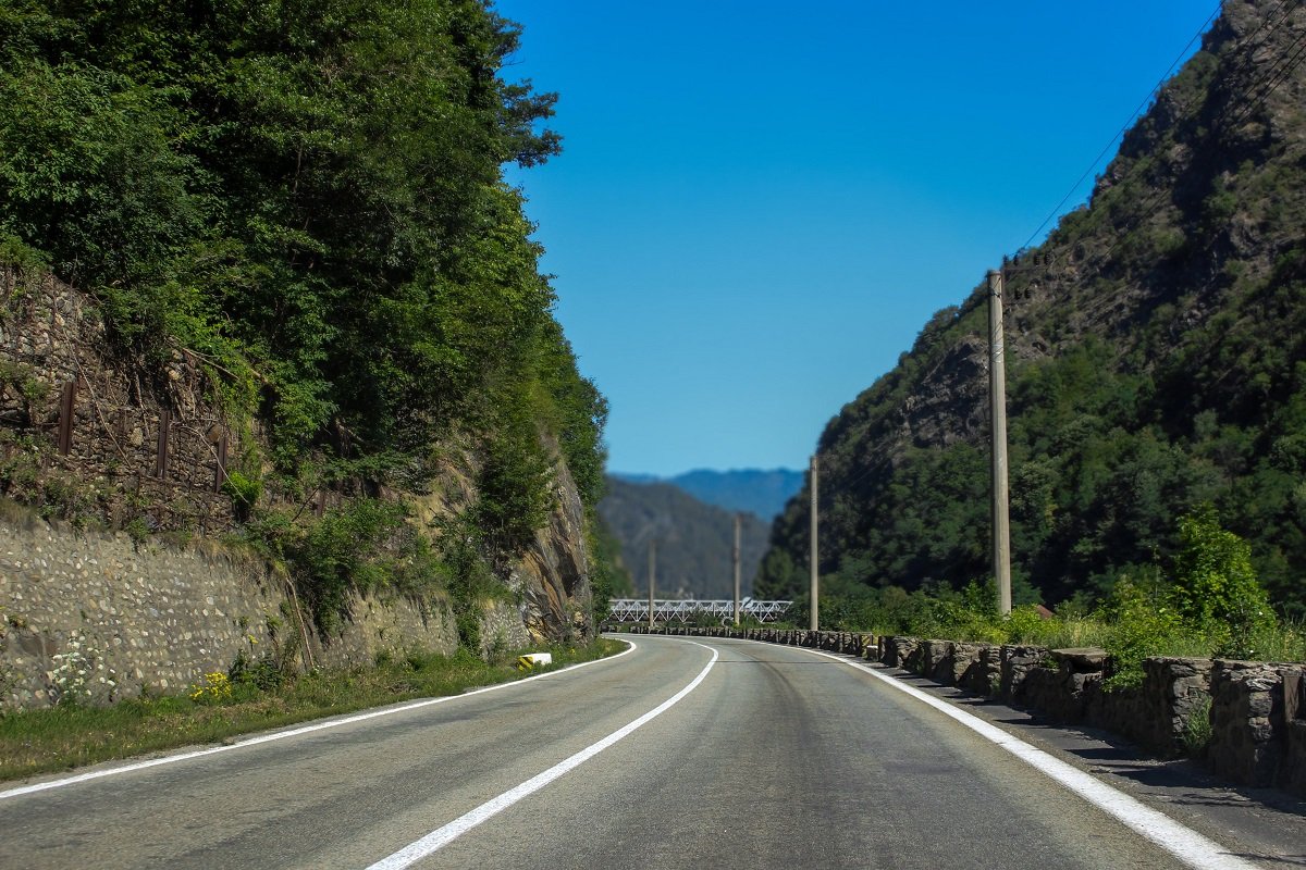 Restricții majore de trafic pe Valea Oltului, timp de trei luni Șoferii care circulă pe DN7, între Râmnicu Vâlcea și Veștem, vor întâmpina importante restricții de trafic începând cu 16 martie 2026