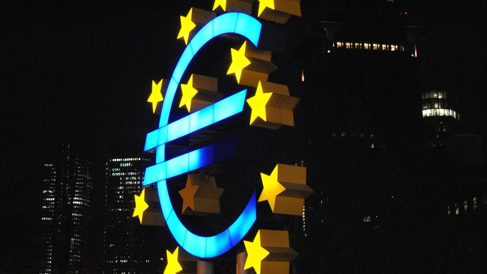 Transferurile în euro vor fi procesate în doar 10 secunde: Noi reglementări schimbă regulile plăților România se aliniază normelor europene privind plățile instantanee în euro, printr-o ordonanță de urgență recent adoptată