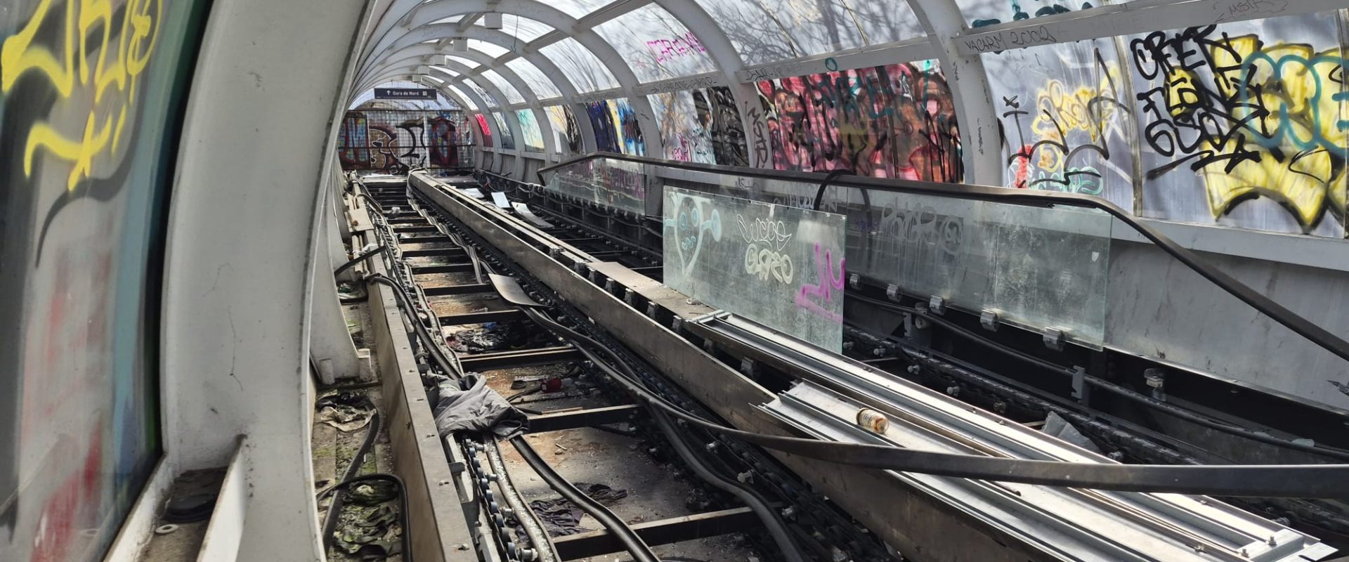 Trotuarul rulant din Gara de Nord, o ruină după un deceniu de funcționare episodică Trotuarul rulant din Gara de Nord, inaugurat în 2013, se află într-o stare avansată de degradare, fiind vandalizat și plin de gunoaie