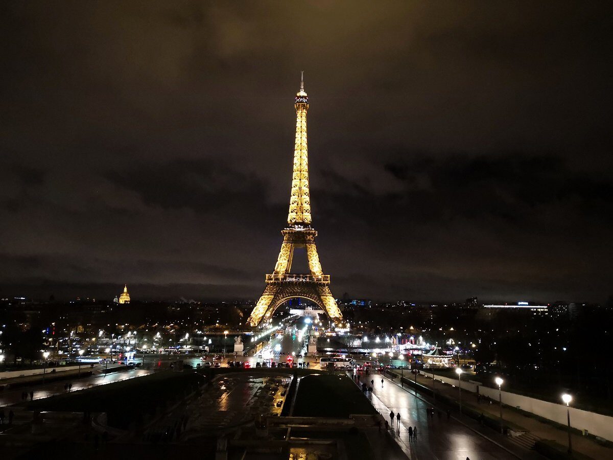 O nouă atracție pentru turiștii de la Turnul Eiffel: un pod suspendat din plasă Vizitatorii Turnului Eiffel au acum o nouă experiență de explorat