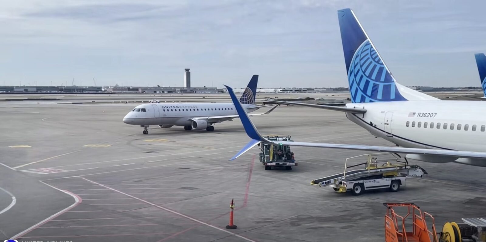 United Airlines avertizează asupra scumpirii biletelor și reduce capacitatea de transport Compania aeriană United Airlines a anunțat posibile majorări de prețuri pentru biletele de avion, cu până la 20%, în contextul unui posibil preț stabil al combustibilului pentru avioane