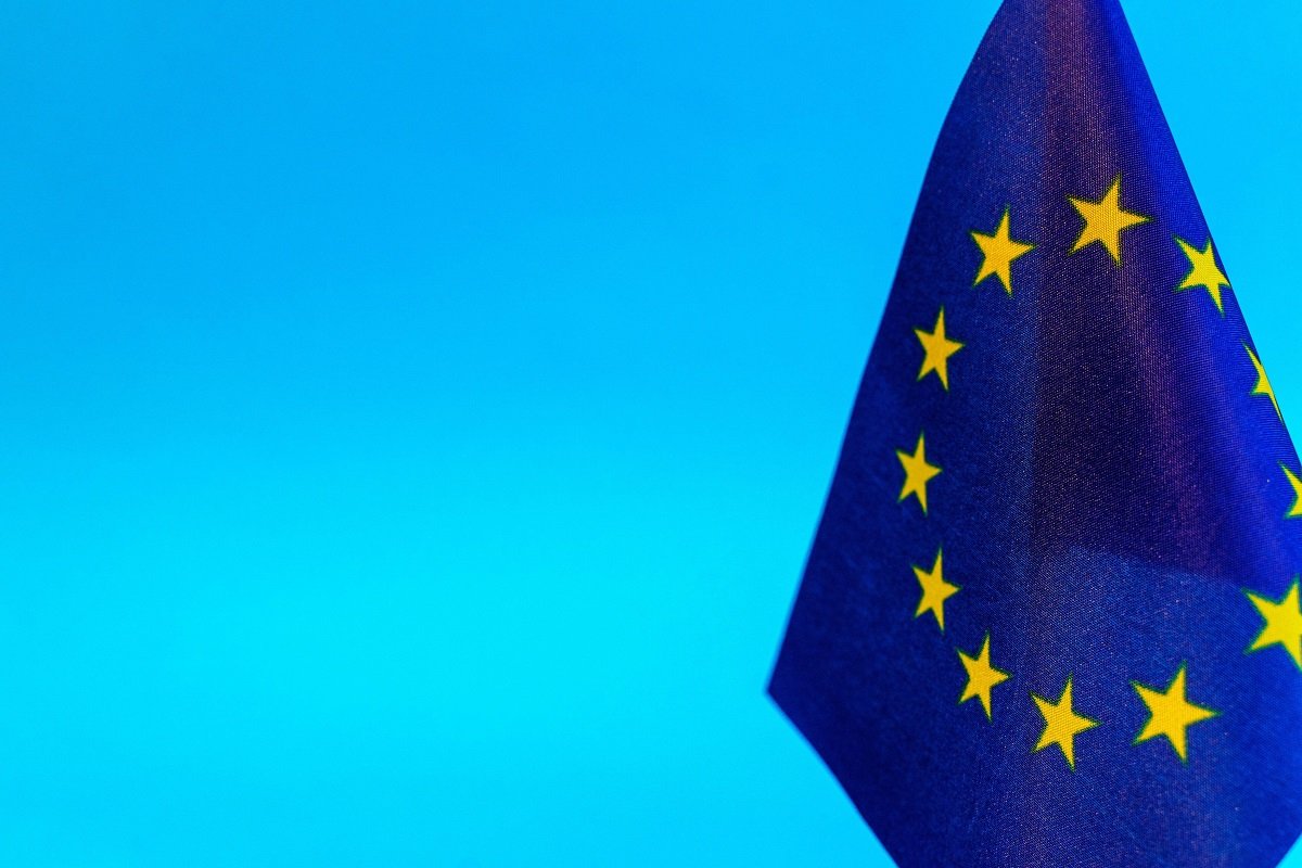 Plăți cash limitate în UE: Ce schimbări ne așteaptă din 2027 Uniunea Europeană impune limite clare pentru plățile în numerar, începând cu anul 2027, cu scopul de a spori transparența financiară și de a combate spălarea banilor și evaziunea fiscală