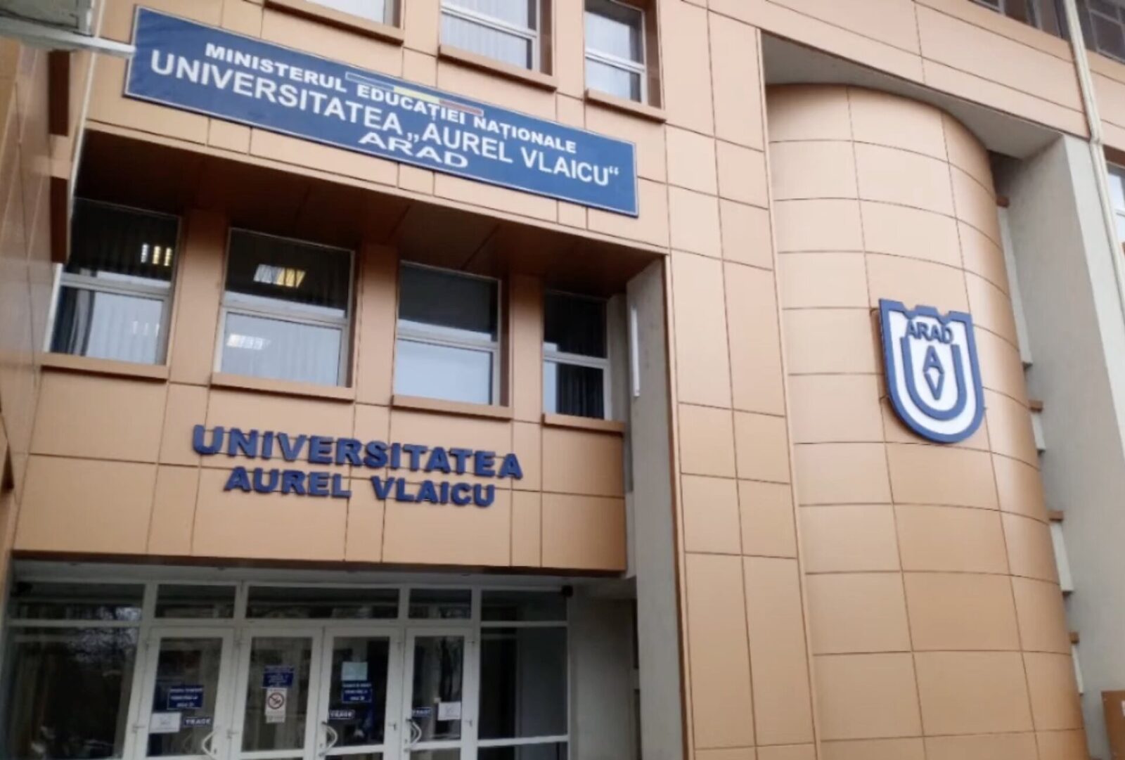 Scandal la Universitatea „Aurel Vlaicu” din Arad: Plângere penală împotriva fostei conduceri Universitatea „Aurel Vlaicu” (UAV) din Arad a depus o plângere penală la Parchetul de pe lângă Judecătoria Arad, în urma unui audit extern care a scos la iveală nereguli în mandatele fostei retoare, Ramona Lile