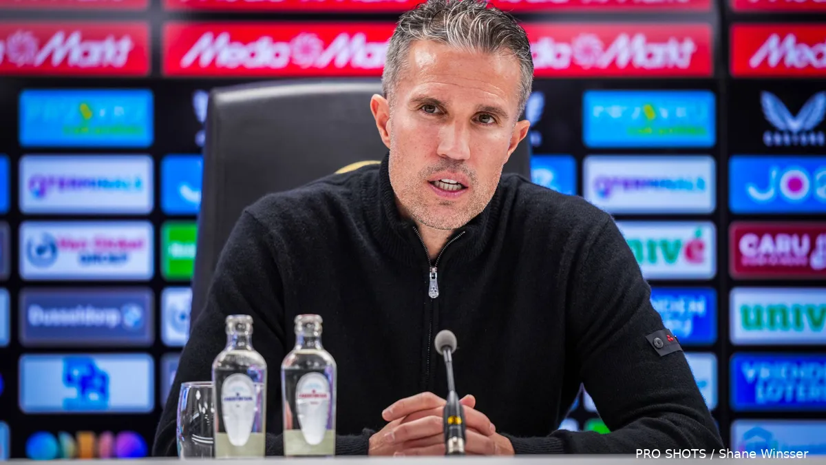 Van Persie voelt druk van concurrentie: "Dan maar minder spelen en toch winnen"