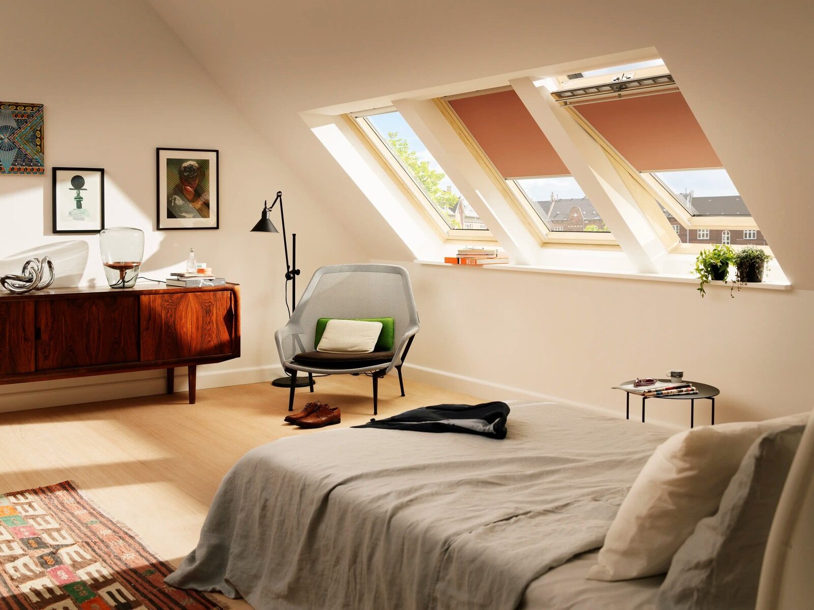 Producătorul de ferestre Velux a înregistrat o scădere a veniturilor în 2023 Grupul danez Velux, unul dintre cei mai mari producători de ferestre și soluții pentru lumină naturală, a raportat o scădere a veniturilor pentru anul 2023