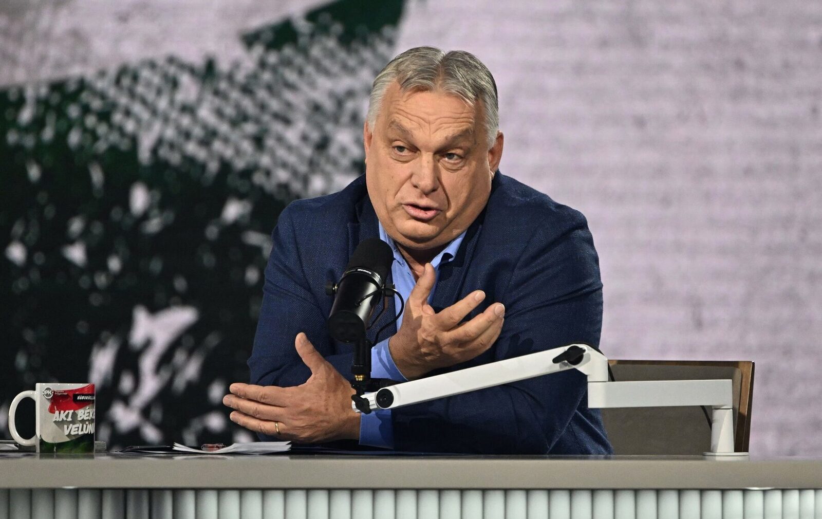 Sancțiuni SUA pentru oficialii unguri implicați în blocarea ajutorului pentru Ucraina Doi senatori americani, reprezentând ambele partide, vor prezenta un proiect de lege care vizează impunerea de sancțiuni împotriva oficialilor maghiari implicați în blocarea ajutorului financiar acordat Ucrainei