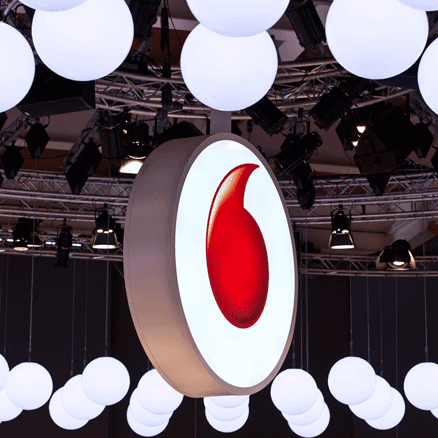 Vodafone România testează comunicațiile prin satelit direct pe telefon, o premieră în țară Vodafone România anunță o colaborare cu Satellite Connect Europe pentru a testa tehnologia „direct to device” (D2D), prin care telefoanele mobile se pot conecta direct la sateliți