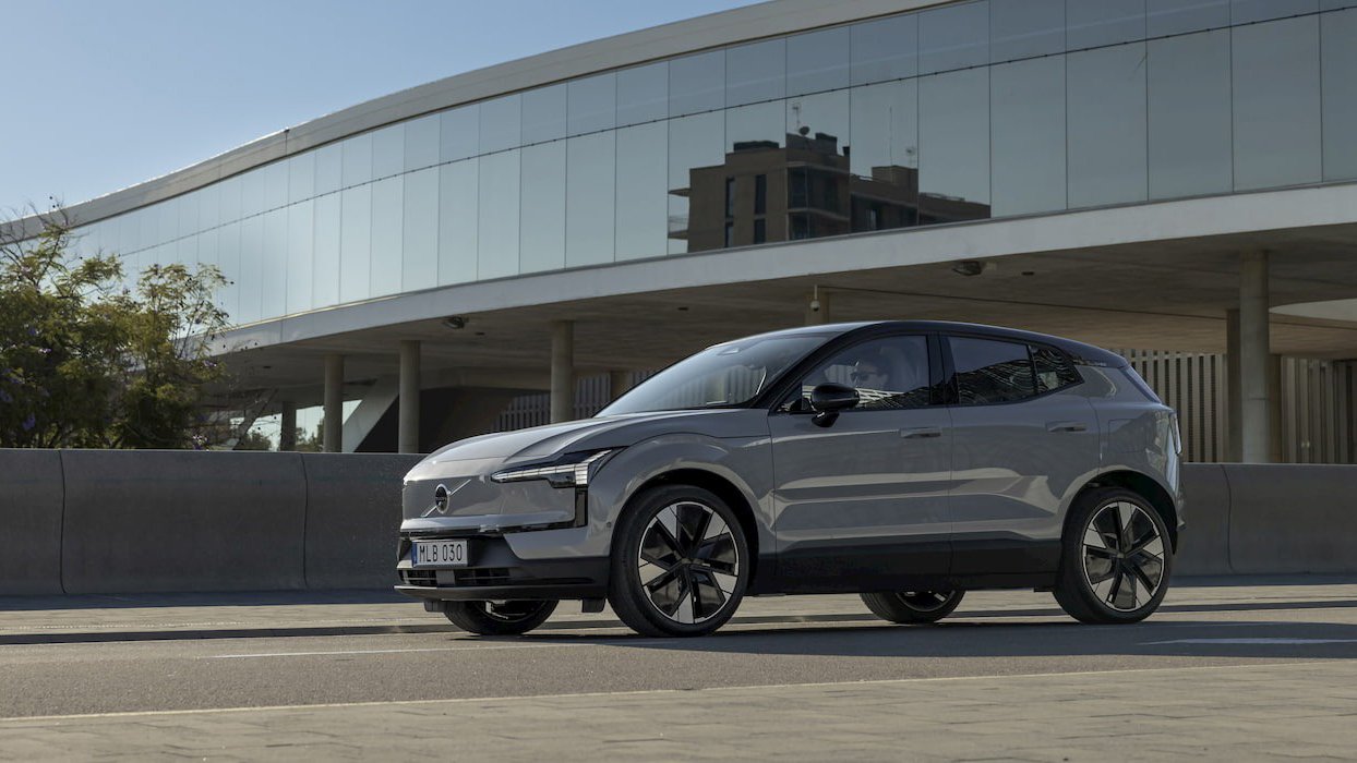 Volvo EX30, modelul electric compact, se pregătește să devină mai accesibil Volvo pare decis să își extindă atractivitatea modelului electric compact EX30 prin lansarea unei noi versiuni de bază, mai ieftină