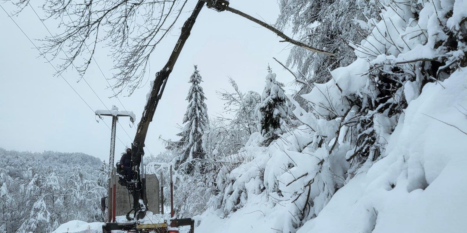 Drum blocat și vizibilitate redusă în zona turistică Horezu din cauza zăpezii Situația drumurilor din zona turistică Horezu, județul Vâlcea, este critică din cauza condițiilor meteorologice nefavorabile