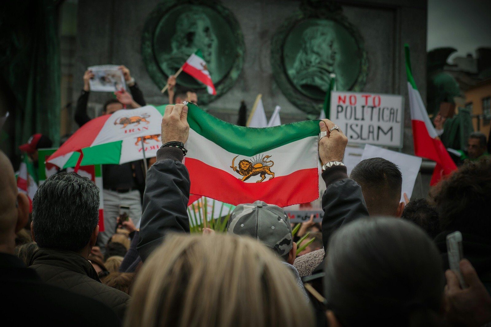 Iran: Peste 460 de persoane arestate pentru tentative de destabilizare online Autoritățile iraniene au raportat arestarea a 466 de persoane, acuzate de implicare în acțiuni de destabilizare a țării prin intermediul platformelor online
