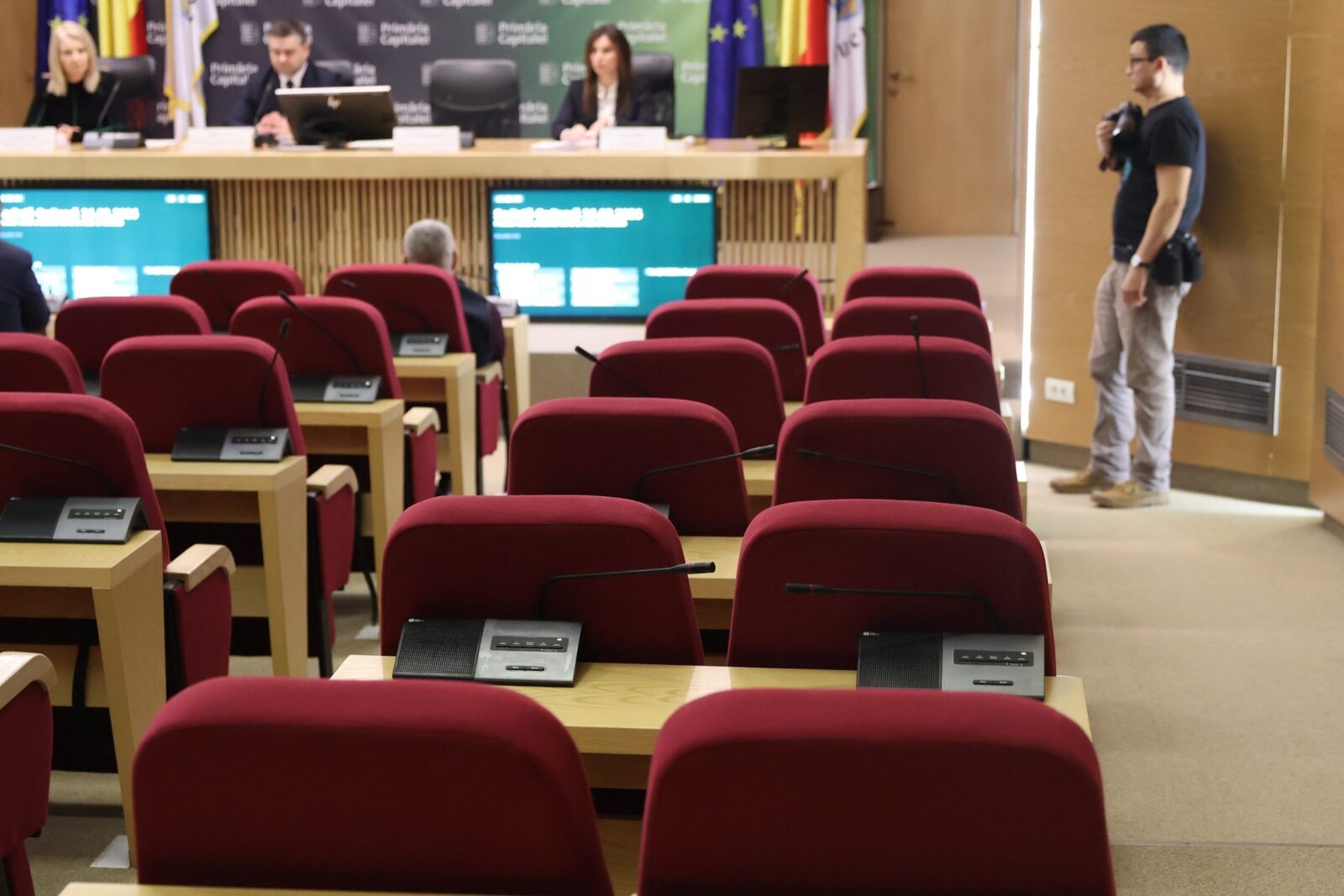 Investigația „Locuințele Puterii” a stârnit dezbateri aprinse în rândul politicienilor bucureșteni Ancheta jurnalistică „Locuințele Puterii”, care a scos la iveală modul în care Primăria Capitalei a distribuit apartamente și terenuri unor persoane privilegiate, continuă să genereze reacții în sfera politică din București