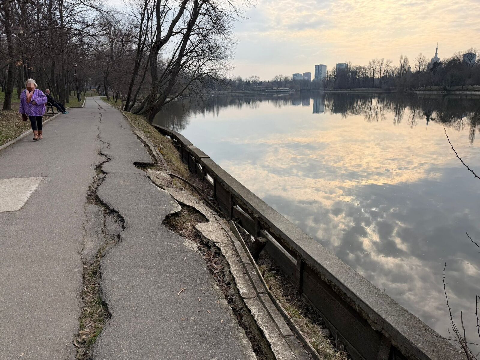 Aproape două milioane de euro pentru reabilitarea aleilor dintr-o parte a Parcului Regele Mihai I Primăria Capitalei a investit o sumă considerabilă pentru reabilitarea aleilor din Parcul Regele Mihai I