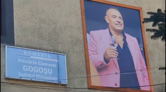 Fotografii ale fostului primar, afișate permanent pe fațada primăriei din Gogoșu Pe fațada primăriei din Gogoșu, județul Mehedinți, au fost amplasate două tablouri mari, flancând intrarea principală