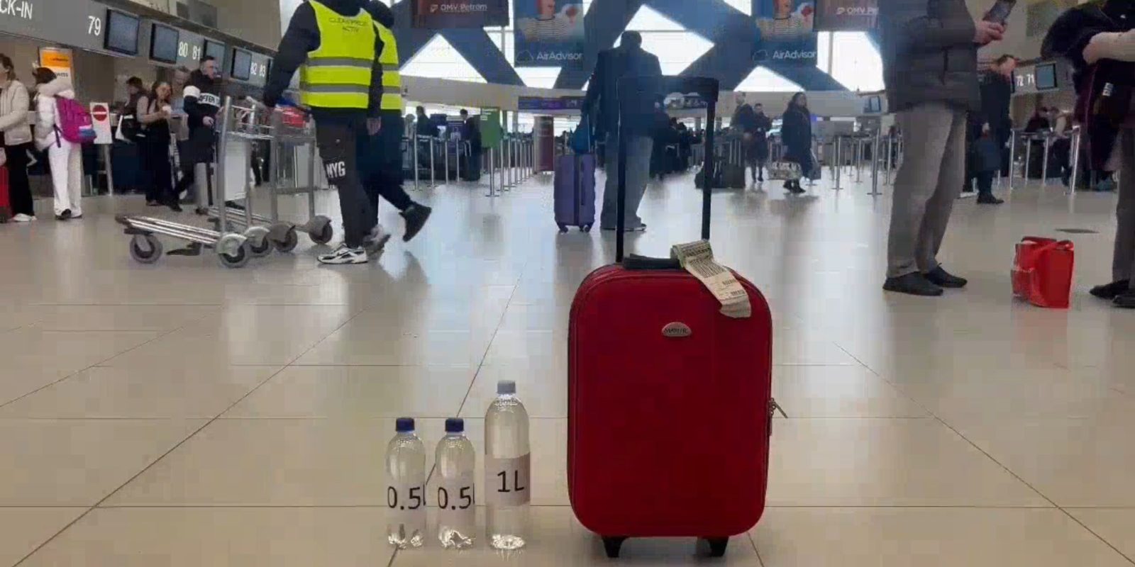 Relaxare la controalele de securitate pe aeroporturile bucureștene: mai multe lichide permise în bagajul de mână Compania Națională Aeroporturi București (CNAB) a anunțat, marți, noi reguli privind transportul lichidelor, aerosolilor și gelurilor pe Aeroportul Henri Coandă (Otopeni) și Aeroportul Băneasa