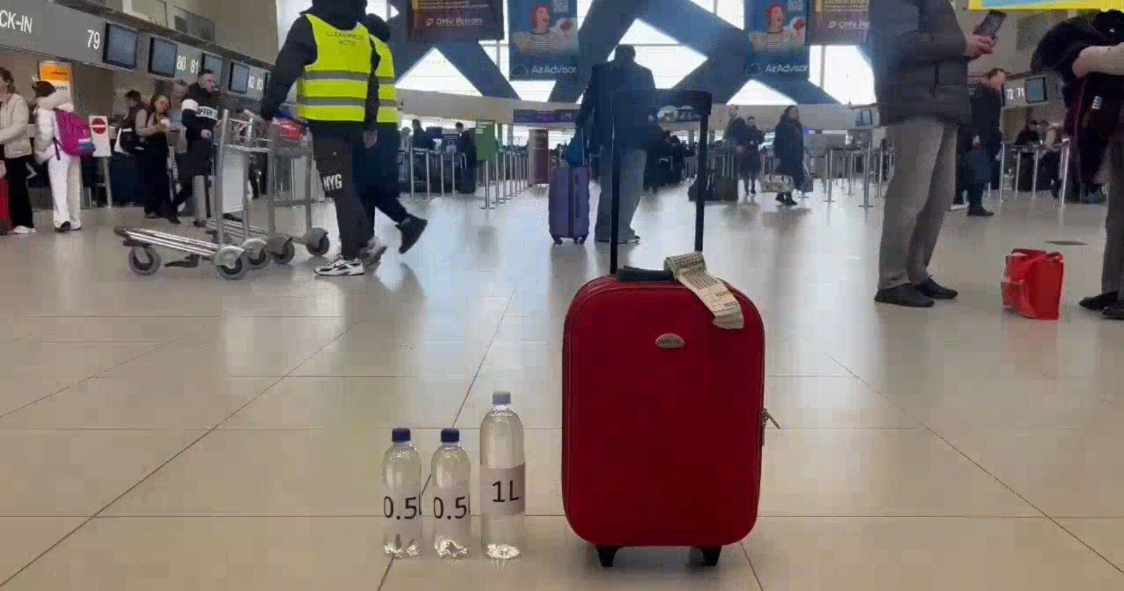 Relaxare la controalele de securitate pe aeroporturile bucureștene: mai multe lichide permise în bagajul de mână Compania Națională Aeroporturi București (CNAB) a anunțat, marți, noi reguli privind transportul lichidelor, aerosolilor și gelurilor pe Aeroportul Henri Coandă (Otopeni) și Aeroportul Băneasa