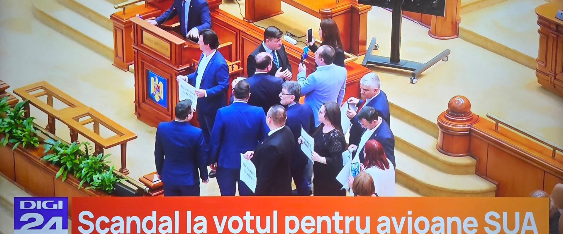 Turbulențe în Parlament: Sedința privind echipamentele militare americane, întreruptă de proteste Un scandal a izbucnit în Parlament, în timpul ședinței dedicate votului privind acceptarea echipamentelor militare defensive americane la baza de la Kogălniceanu