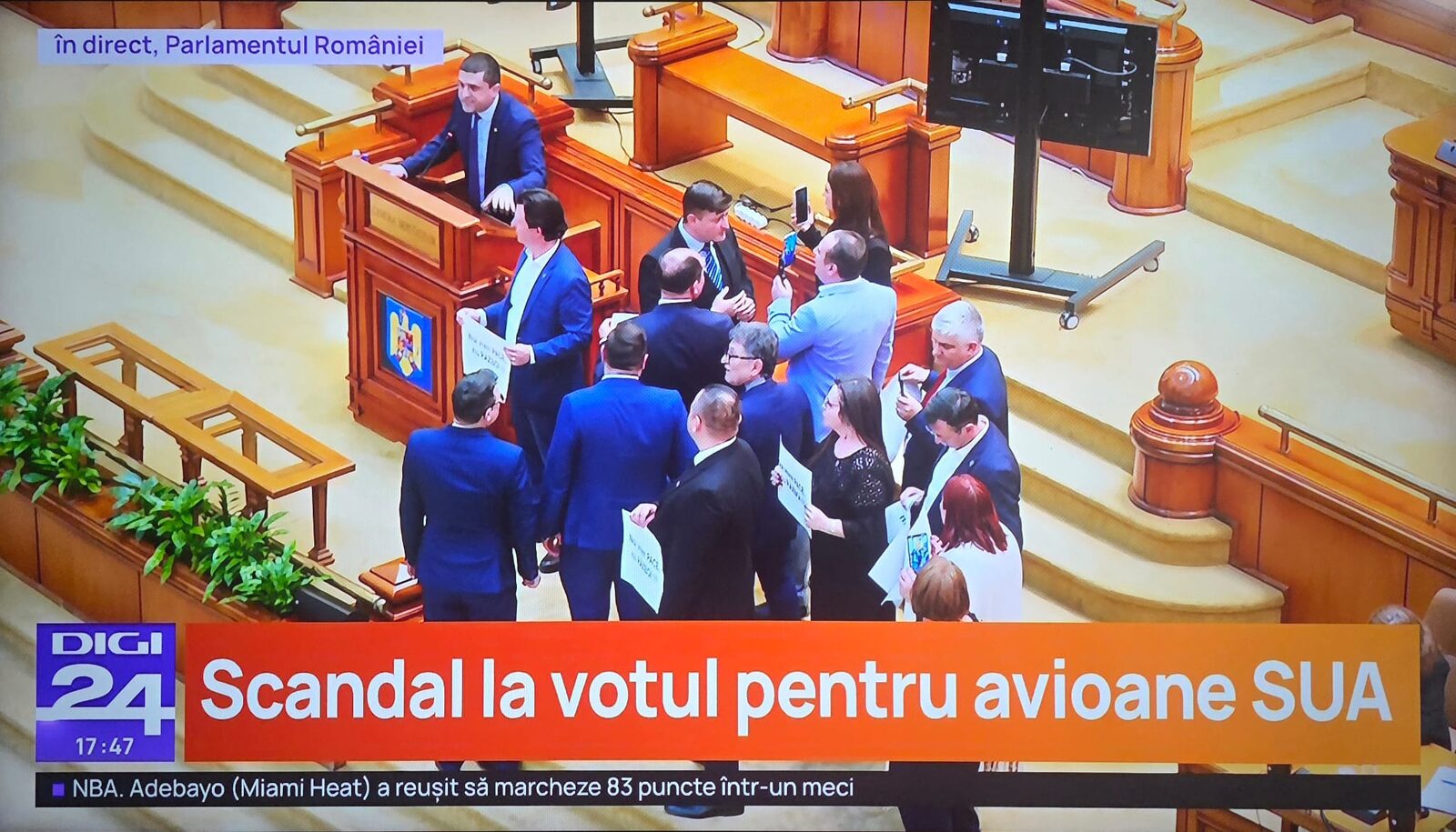 Turbulențe în Parlament: Sedința privind echipamentele militare americane, întreruptă de proteste Un scandal a izbucnit în Parlament, în timpul ședinței dedicate votului privind acceptarea echipamentelor militare defensive americane la baza de la Kogălniceanu