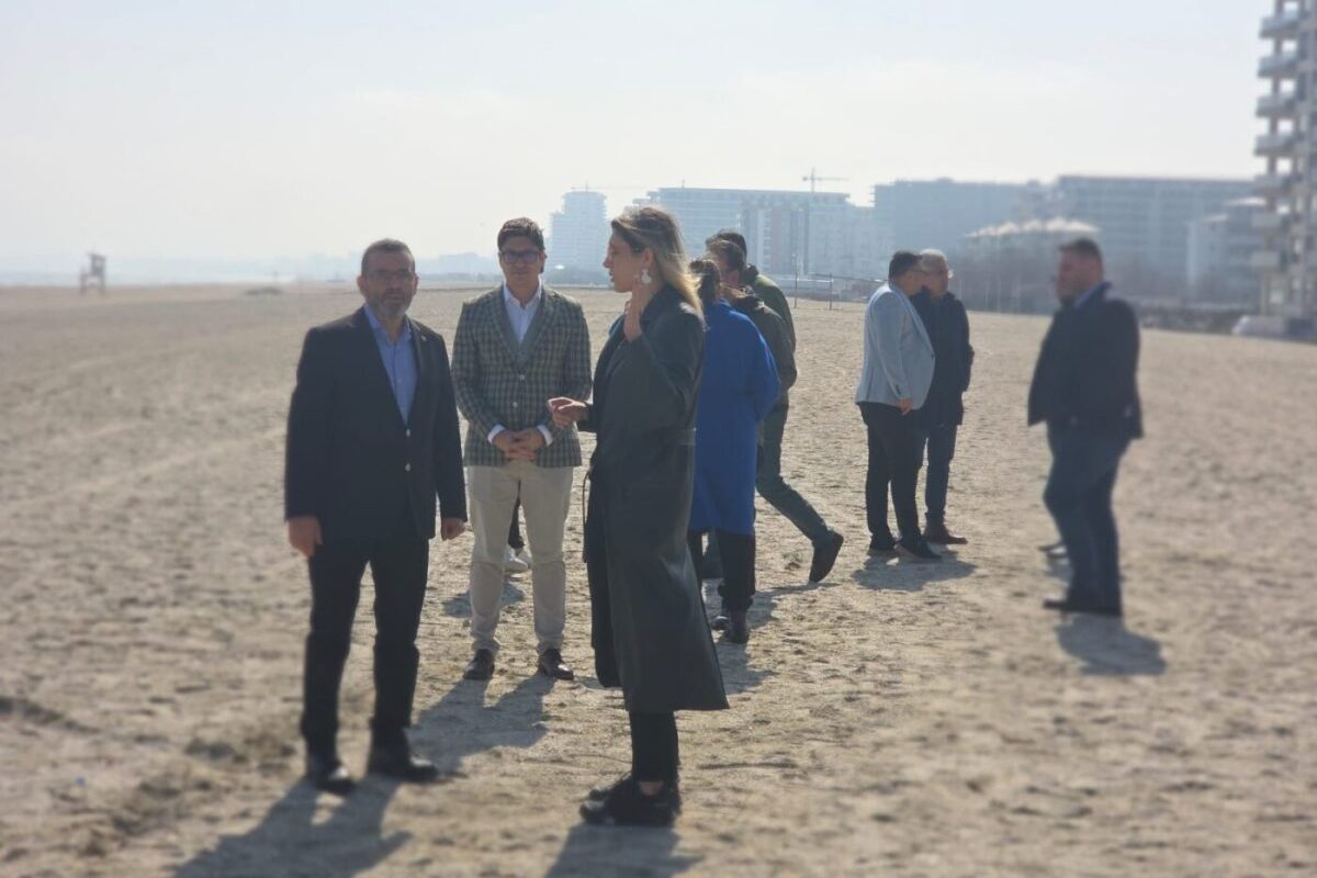 Ministra Buzoianu inspectează plaja din Năvodari vizată de un proiect imobiliar controversat Ministra Mediului, Diana Buzoianu, va efectua vineri o vizită de control pe plaja din Năvodari, unde administrația locală, condusă de primarul Florin Chelaru (PSD), intenționează să construiască o parcare