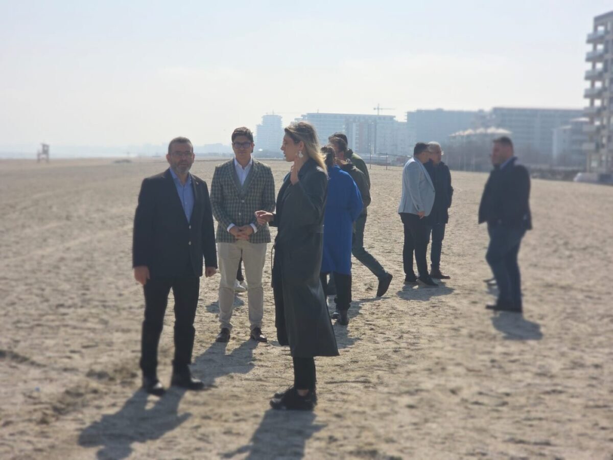 Ministra Buzoianu inspectează plaja din Năvodari vizată de un proiect imobiliar controversat Ministra Mediului, Diana Buzoianu, va efectua vineri o vizită de control pe plaja din Năvodari, unde administrația locală, condusă de primarul Florin Chelaru (PSD), intenționează să construiască o parcare