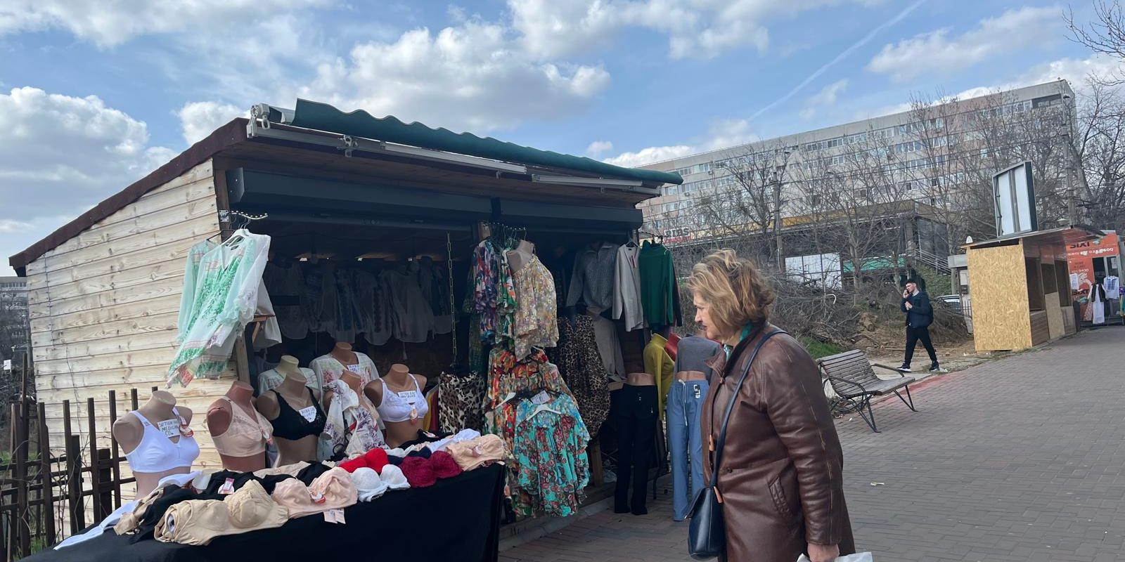 Comerțul ambulant se extinde în zona parcului ior, în ciuda amenzilor Comerțul stradal din apropierea Parcului IOR se extinde, cu noi tarabe care apar la limita dintre terenul retrocedat și trotuar