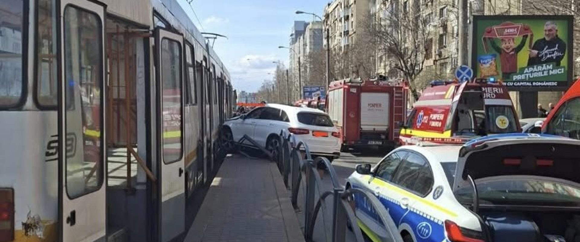 Accident grav pe bulevardul octavian goga: o mașină a intrat într-un refugiu de tramvai, afectând circulația Un accident rutier grav a avut loc joi, 19 martie, pe bulevardul Octavian Goga din București, în urma căruia o mașină a intrat într-un refugiu de tramvai