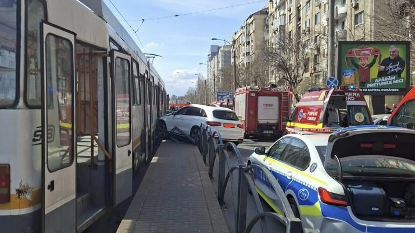 Accident grav pe bulevardul octavian goga: o mașină a intrat într-un refugiu de tramvai, afectând circulația Un accident rutier grav a avut loc joi, 19 martie, pe bulevardul Octavian Goga din București, în urma căruia o mașină a intrat într-un refugiu de tramvai