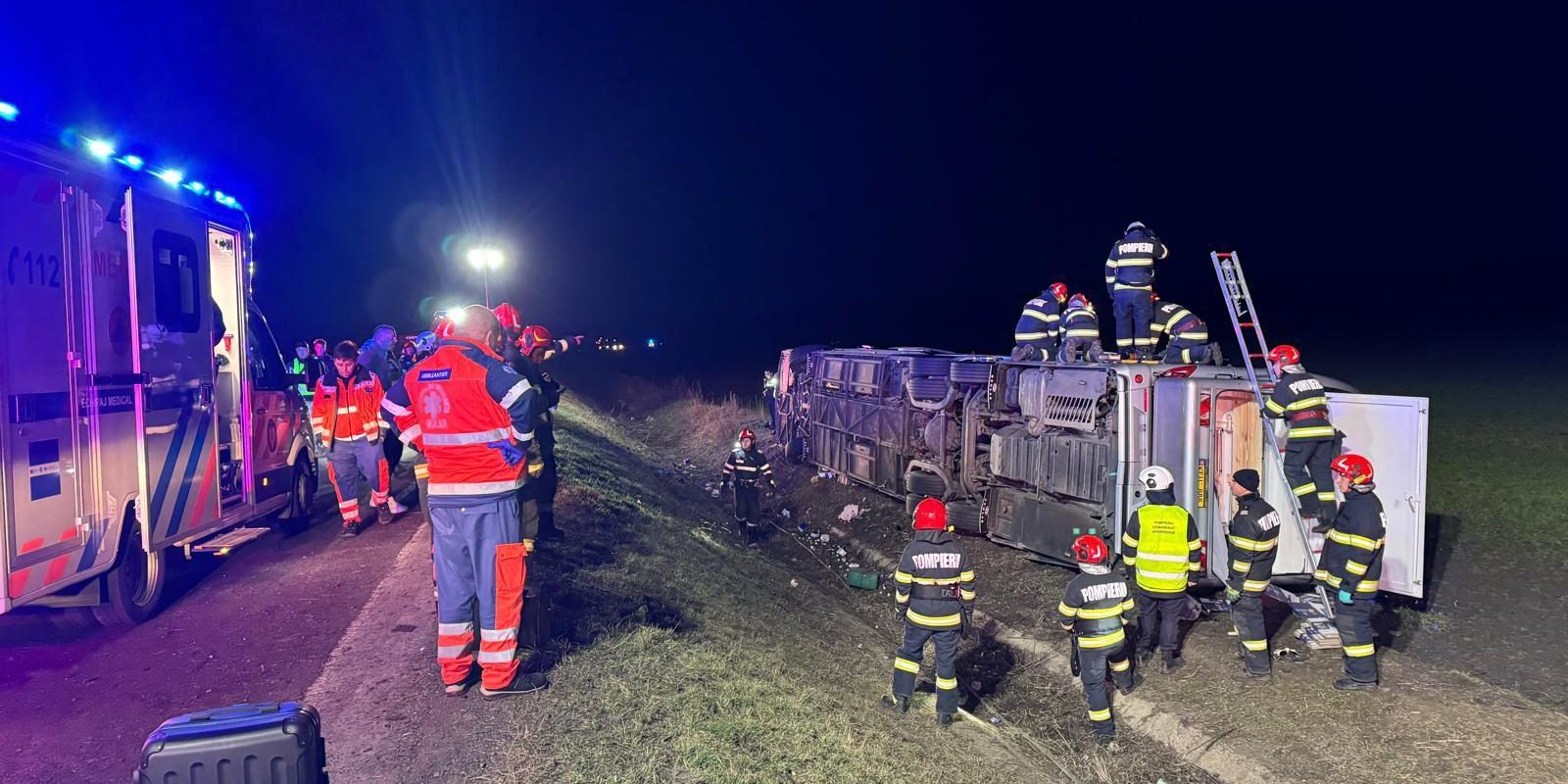 Accident grav cu autocarul în județul Galați: Un mort și 14 răniți Un accident rutier grav a avut loc sâmbătă, 21 martie, în localitatea Tutova, la limita dintre județele Galați și Vaslui, implicând un autocar în care se aflau 44 de persoane