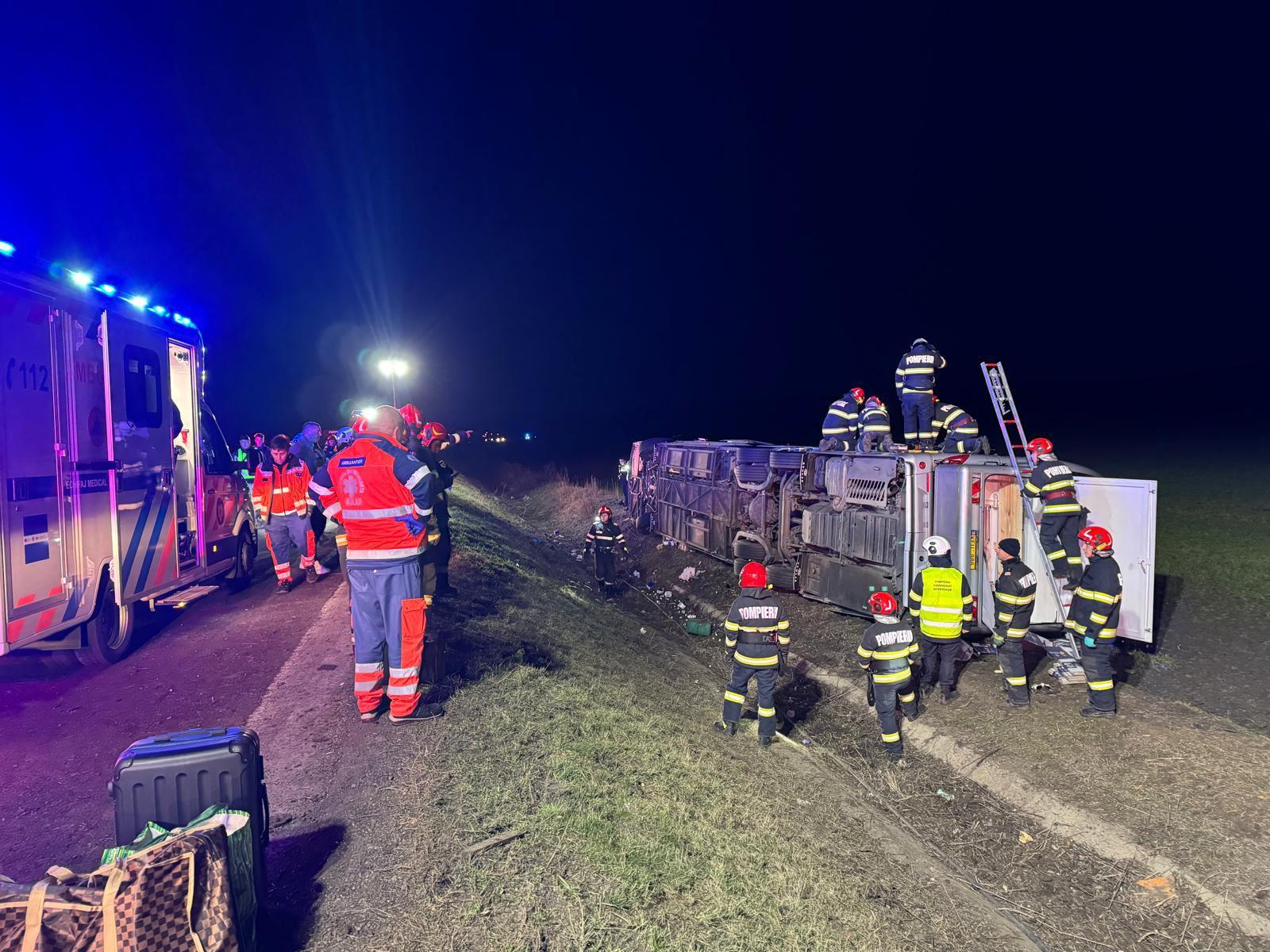 Accident grav cu autocarul în județul Galați: Un mort și 14 răniți Un accident rutier grav a avut loc sâmbătă, 21 martie, în localitatea Tutova, la limita dintre județele Galați și Vaslui, implicând un autocar în care se aflau 44 de persoane