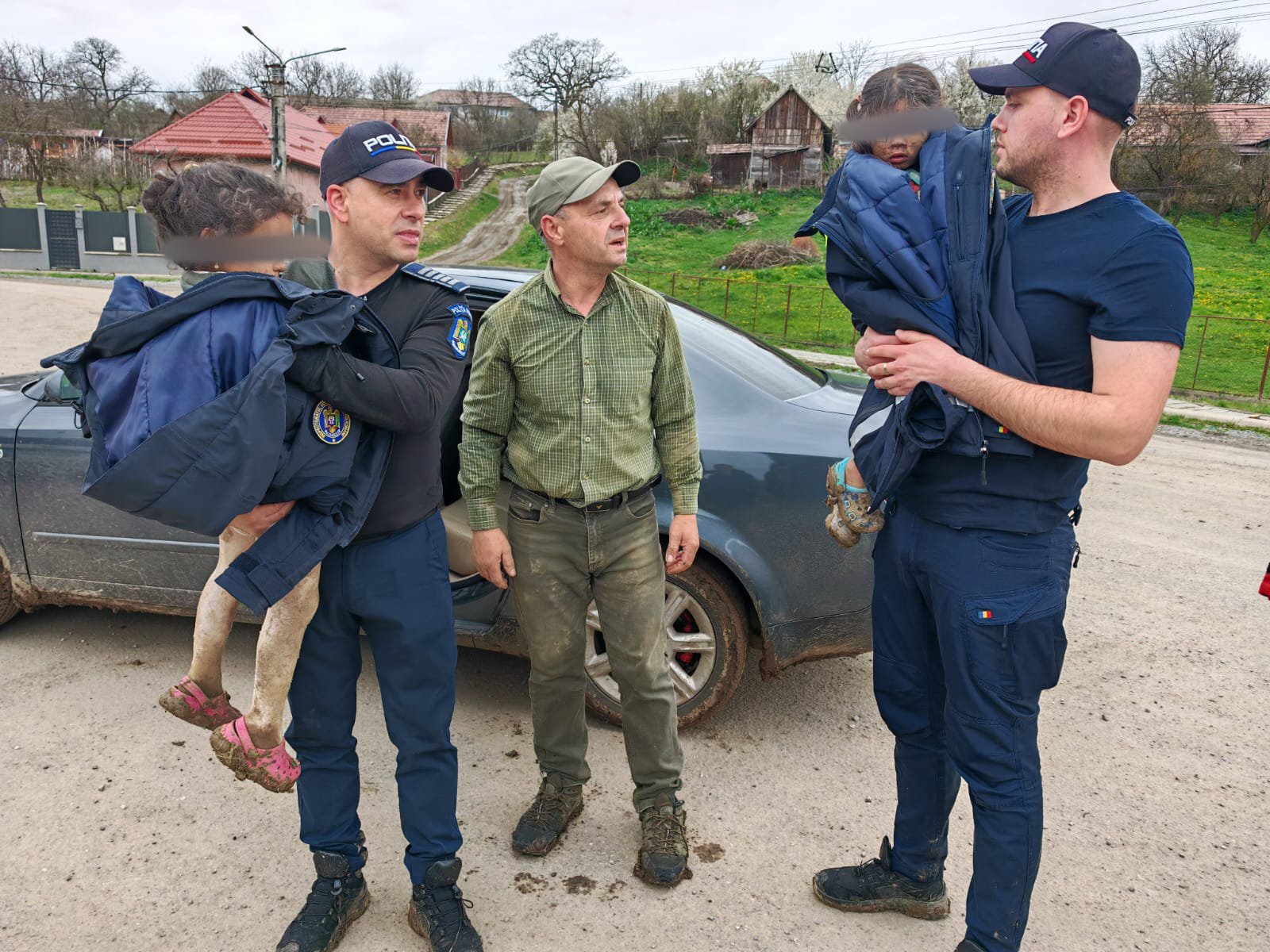 Două fetițe dispărute în Târnăveni, găsite în siguranță Două fetițe, Rebeca și Melisa, date dispărute în cursul zilei de duminică din Târnăveni, județul Mureș, au fost găsite
