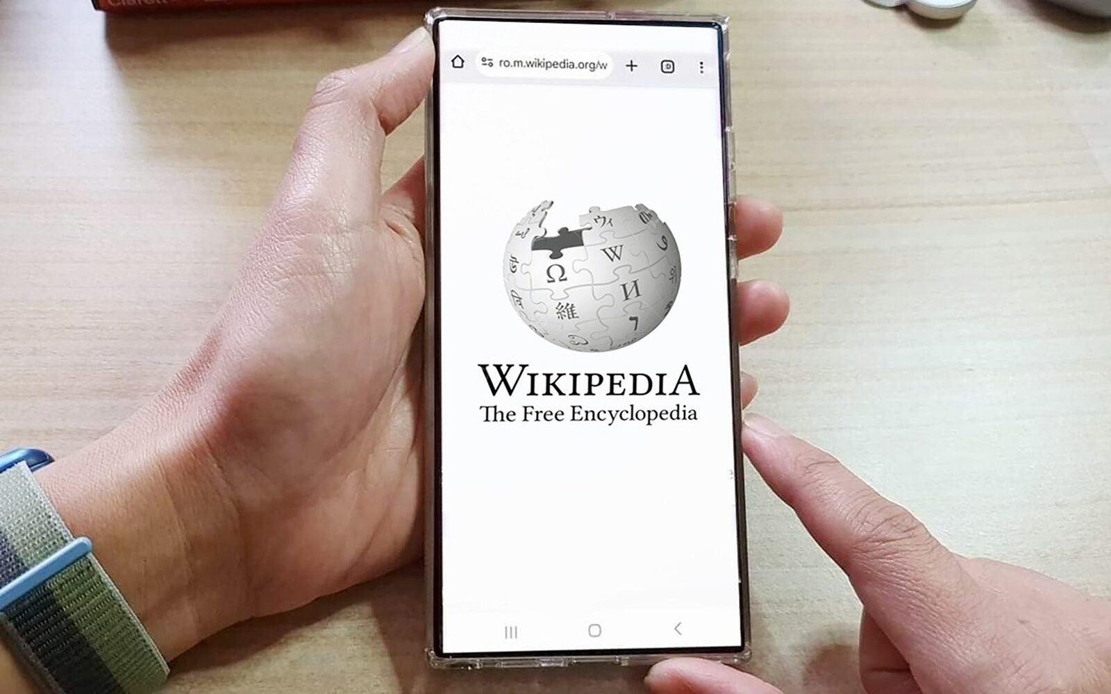 Wikipedia interzice utilizarea inteligenței artificiale pentru a genera conținut Comunitatea Wikipedia a adoptat o nouă regulă care interzice utilizarea modelelor de inteligență artificială (AI) pentru a genera sau rescrie articole