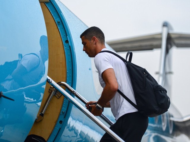 Ronaldo pleacă de la Al-Nassr, dar viitorul său rămâne incert Cristiano Ronaldo, starul fotbalului mondial, ar putea părăsi echipa saudită Al-Nassr, după doar șase luni de la transferul său spectaculos