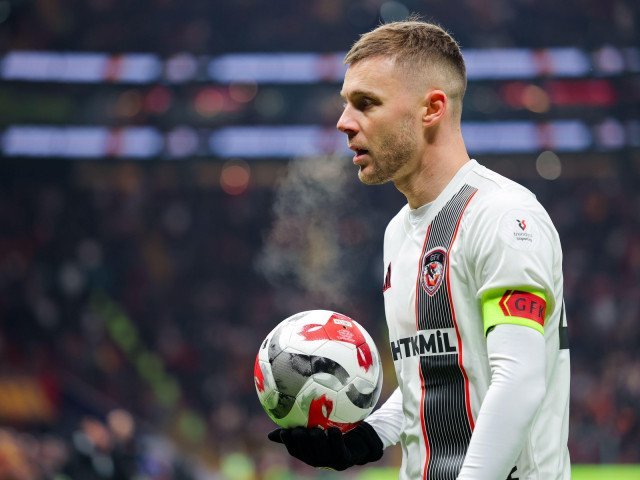 Maxim, după dezastrul cu Fenerbahce: „Am fost foarte slabi!” Gaziantep FK, echipa condusă de fotbalistul român Alexandru Maxim, a suferit o înfrângere categorică în fața formației Fenerbahce, scor 0-3, în cadrul Super Lig turcă