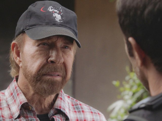 Chuck Norris, viu sau mort, continuă să provoace zâmbete prin glumele care l-au consacrat Moartea sa a fost anunțată pe scară largă, dar, la fel ca personajul său legendar, Chuck Norris pare să sfideze chiar și trecerea timpului