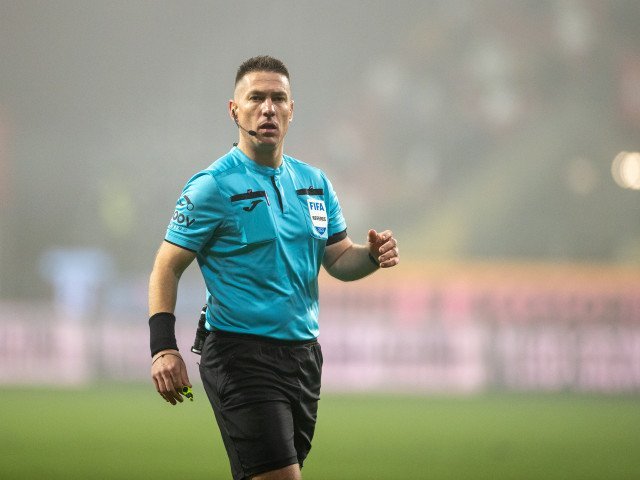 Marius Avram critică dur arbitrajul lui Kovacs, după un meci controversat Fostul arbitru FIFA, Marius Avram, a criticat dur prestația lui Szabolcs Kovacs în urma unei partide de fotbal, unde mai multe decizii ale arbitrului au stârnit controverse